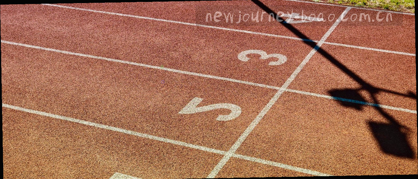 深蓝底色上的斜向细线与微弱光带，抽象无具体形象